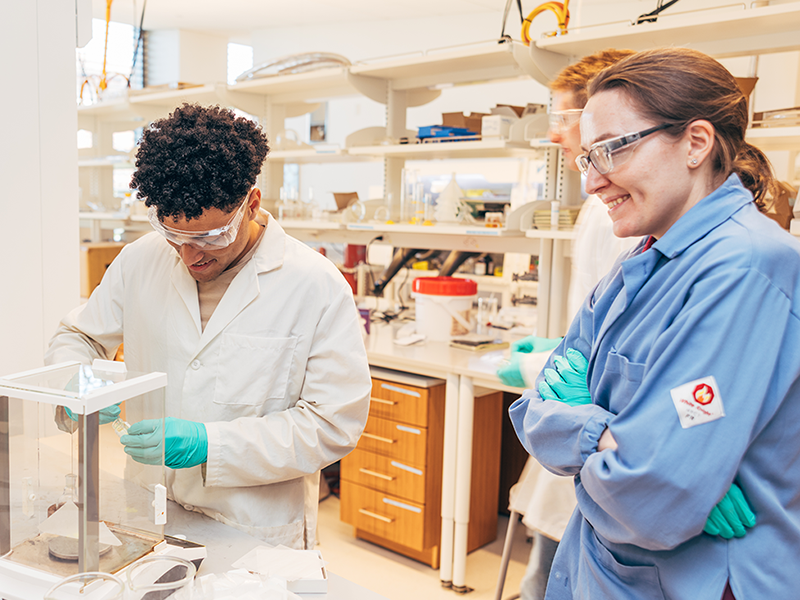Assistant Professor Meaghan Deegan (right) loves mentoring her undergrad research assistants, like Derik Seymour ’26 (left) | Miguel Ozuna