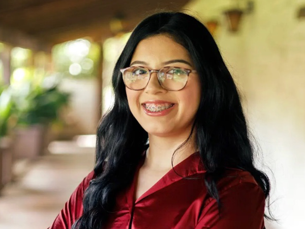 Julia Islas Lozano headshot