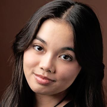 Victoria L headshot