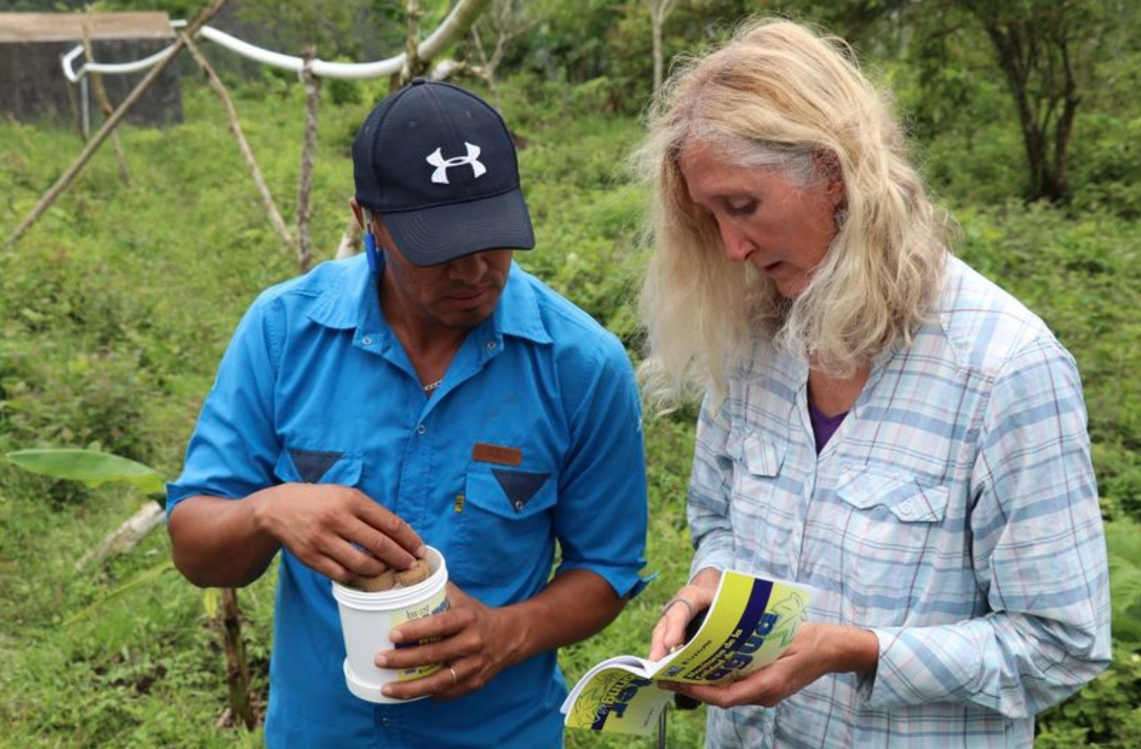Nicaraguan farmer and Iris-Stewart Frey talking in a field