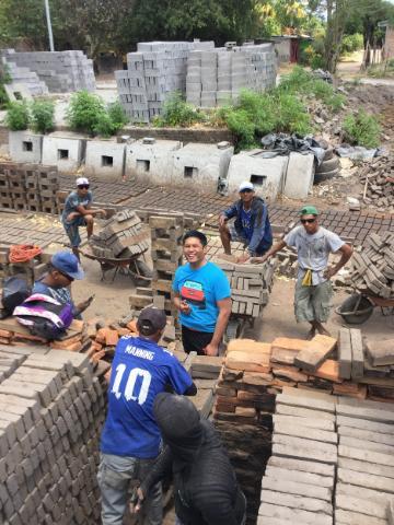 Me, alongside a handful of the clay workers in Ciudad Darío, learning how to operate their clay oven.