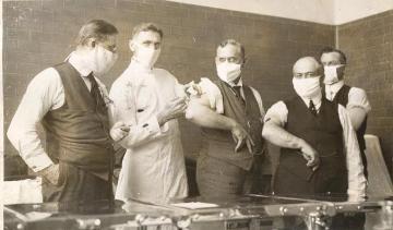Doctors inoculate one another from a deadly flu in 1918 San Francisco. / Photo courtesy Calisphere.