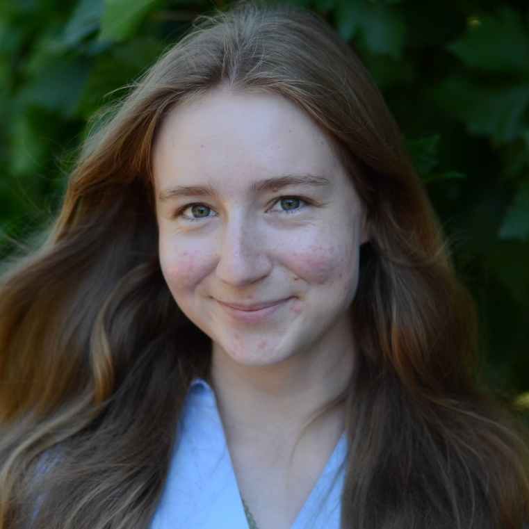 A photo of Leonie smiling.